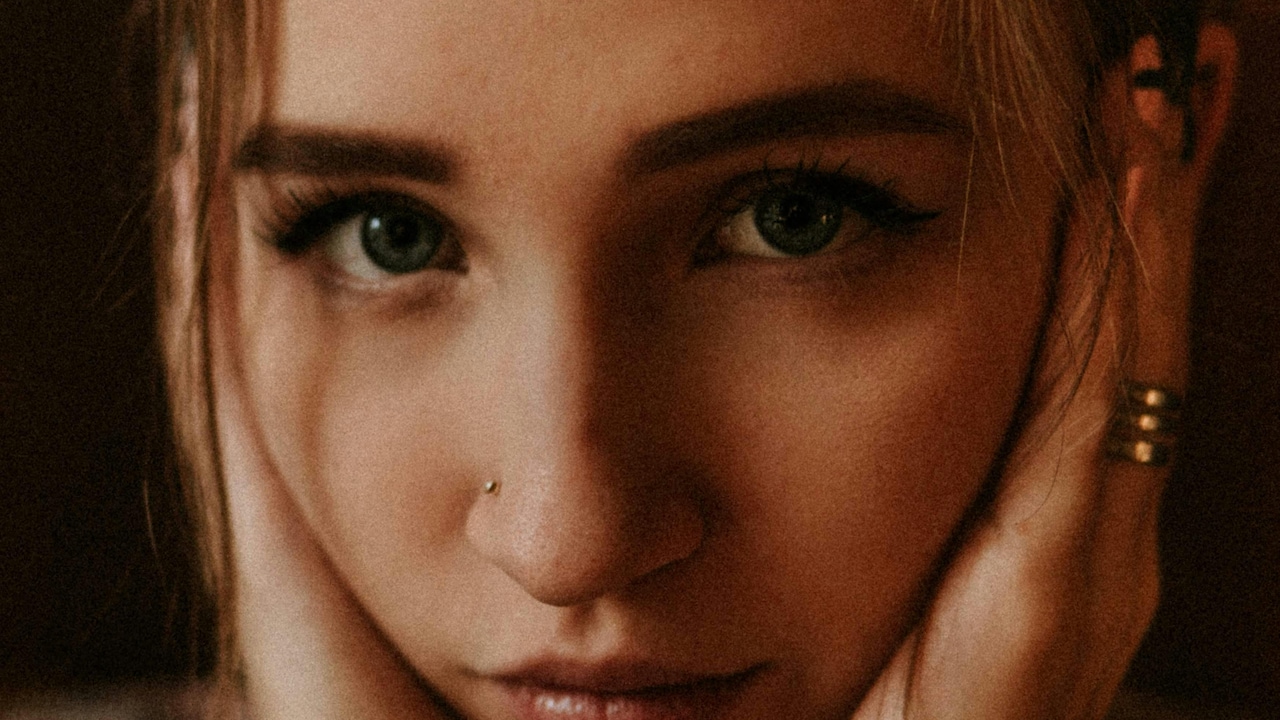 Sparkly nose pins with diamond cuts Sparkly nose pins with diamond cuts