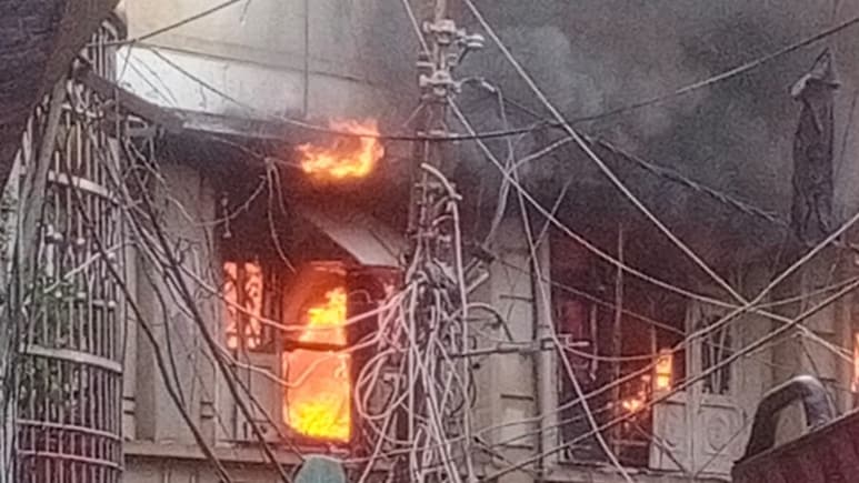 Gwalior Fire: लकड़ी के बड़े व्यापारी के घर में लगी भीषण आग, Army-Air Force की फायर ब्रिगेड भी पहुंची, महिला की मौत &nbsp;