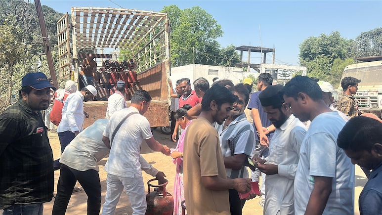 While Bhopal Waits In Line, The LPG Black Market Cashes In