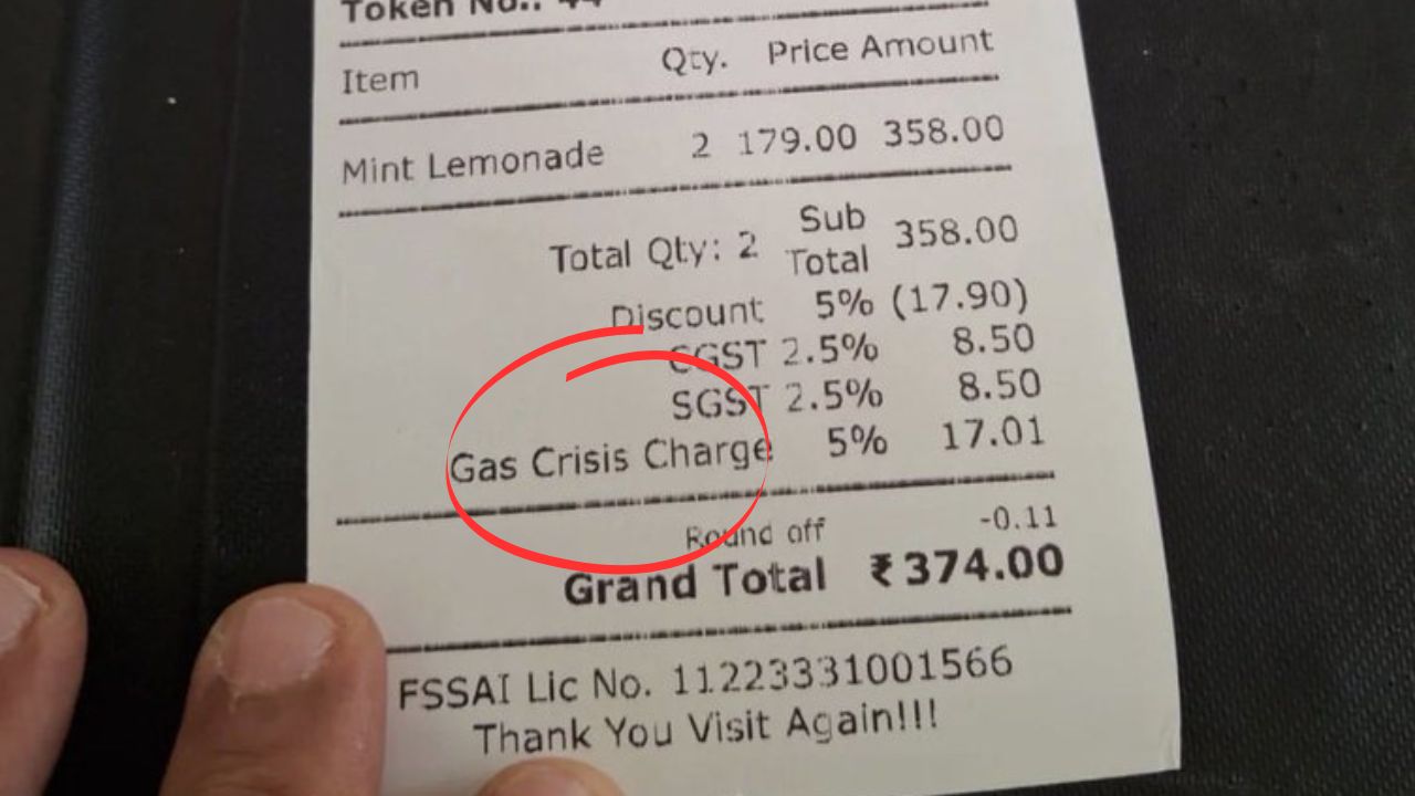 नींबू पानी ऑर्डर करने पर रेस्टोरेंट ने लगा दिया 'Gas Crisis Charge', इंटरनेट पर वायरल हुआ बिल, लोग बोले- उबाल के दिया होगा..