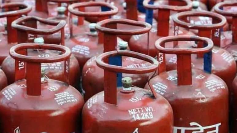 घर में दो LPG कनेक्शन हैं तो हो जाएं सावधान, आप पर हो सकती है सख्त कार्रवाई, यहां जान लें जरूरी नियम