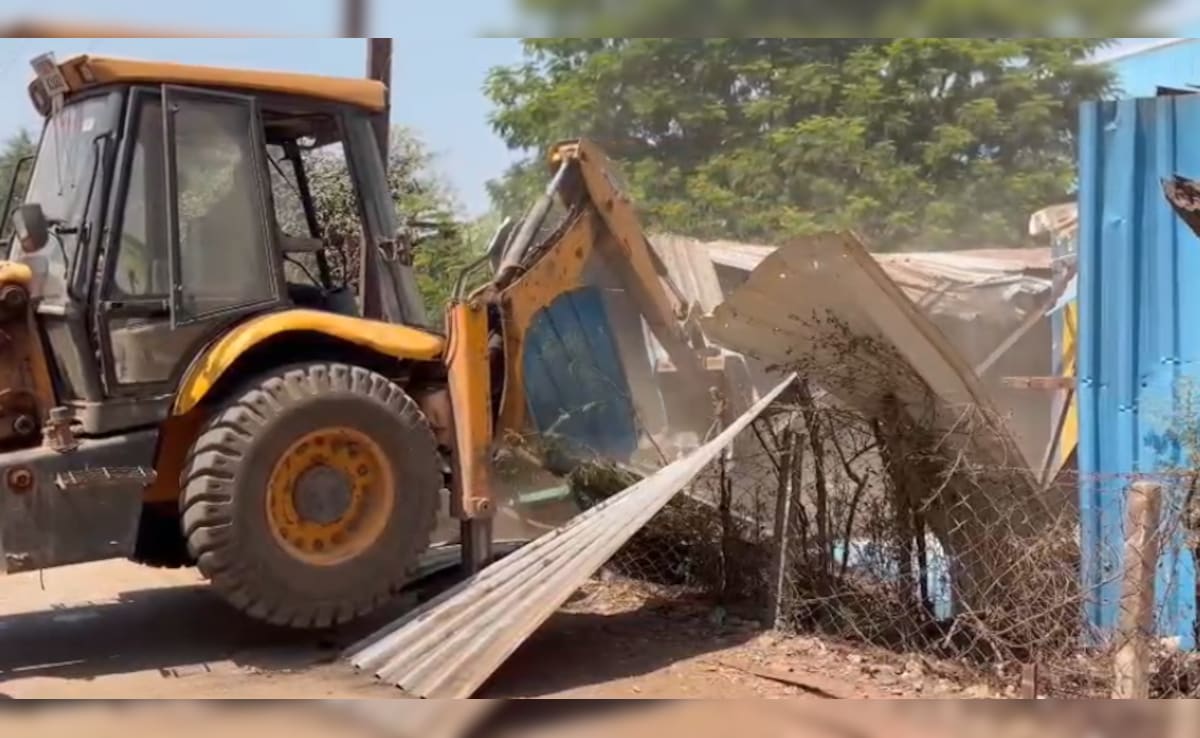 दुर्ग में अवैध कब्जों पर कार्रवाई; विनायक ताम्रकार के ठिकानों पर बुलडोज़र, गांव की सरकारी जमीनों का सीमांकन