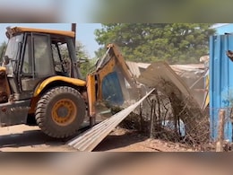 दुर्ग में अवैध कब्जों पर कार्रवाई; विनायक ताम्रकार के ठिकानों पर बुलडोज़र, गांव की सरकारी जमीनों का सीमांकन