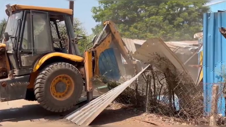 दुर्ग में अवैध कब्जों पर कार्रवाई; विनायक ताम्रकार के ठिकानों पर बुलडोज़र, गांव की सरकारी जमीनों का सीमांकन