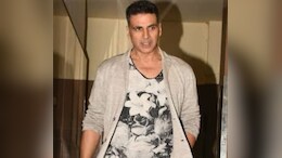 अक्षय कुमार ने &lsquo;व्हील ऑफ फॉर्च्यून&rsquo; पर प्रतियोगी के परफ्यूम्स के जुनून को मजेदार पल में बदल दिया