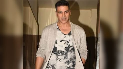 अक्षय कुमार ने &lsquo;व्हील ऑफ फॉर्च्यून&rsquo; पर प्रतियोगी के परफ्यूम्स के जुनून को मजेदार पल में बदल दिया