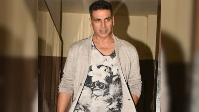 अक्षय कुमार ने &lsquo;व्हील ऑफ फॉर्च्यून&rsquo; पर प्रतियोगी के परफ्यूम्स के जुनून को मजेदार पल में बदल दिया