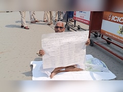 नीतीश कुमार बिहार में रहें...मुख्यमंत्री आवास के बाहर अनशन पर बैठे JDU कार्यकर्ता की मांग