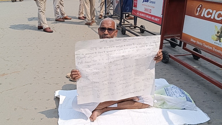 नीतीश कुमार बिहार में रहें...मुख्यमंत्री आवास के बाहर अनशन पर बैठे JDU कार्यकर्ता की मांग