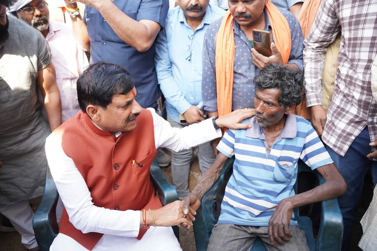 Chhindwara Road Accident: मृतक के परिजनों से मुलाकात करते हुए मुख्यमंत्री डॉ मोहन यादव Chhindwara Road Accident: मृतक के परिजनों से मुलाकात करते हुए मुख्यमंत्री डॉ मोहन यादव