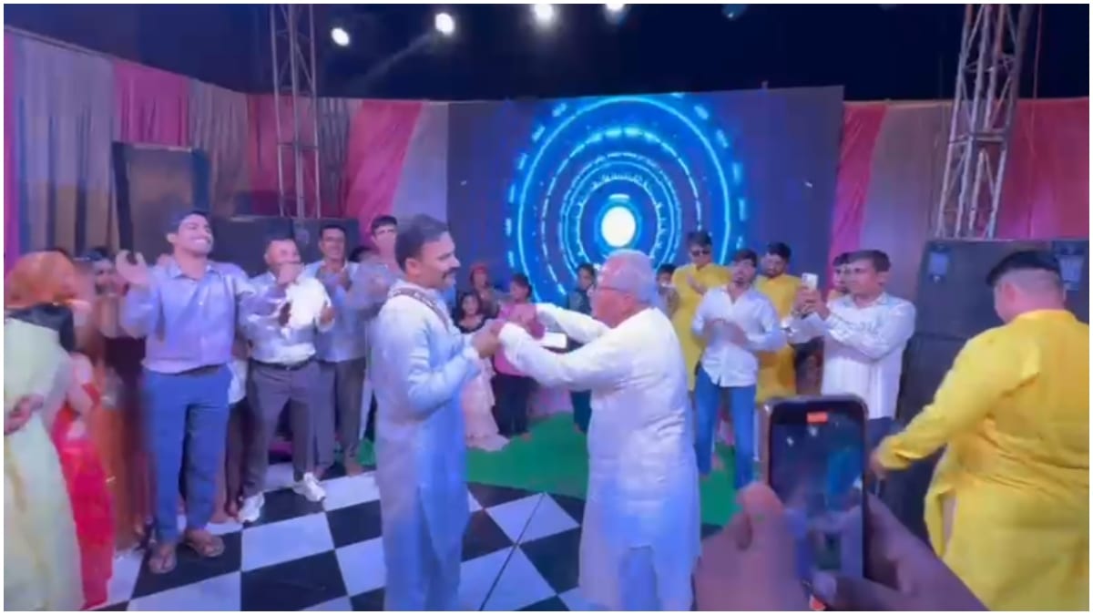 पापा कहते हैं बेटा बड़ा नाम करेगा गाने पर पिता संग डांस करते IPS केके बिश्नोई.