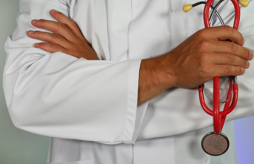 इतना महंगा इलाज? मामूली बुखार पर डॉक्टर ने बना दिया 10 हजार का बिल, देखकर मरीज रह गया दंग