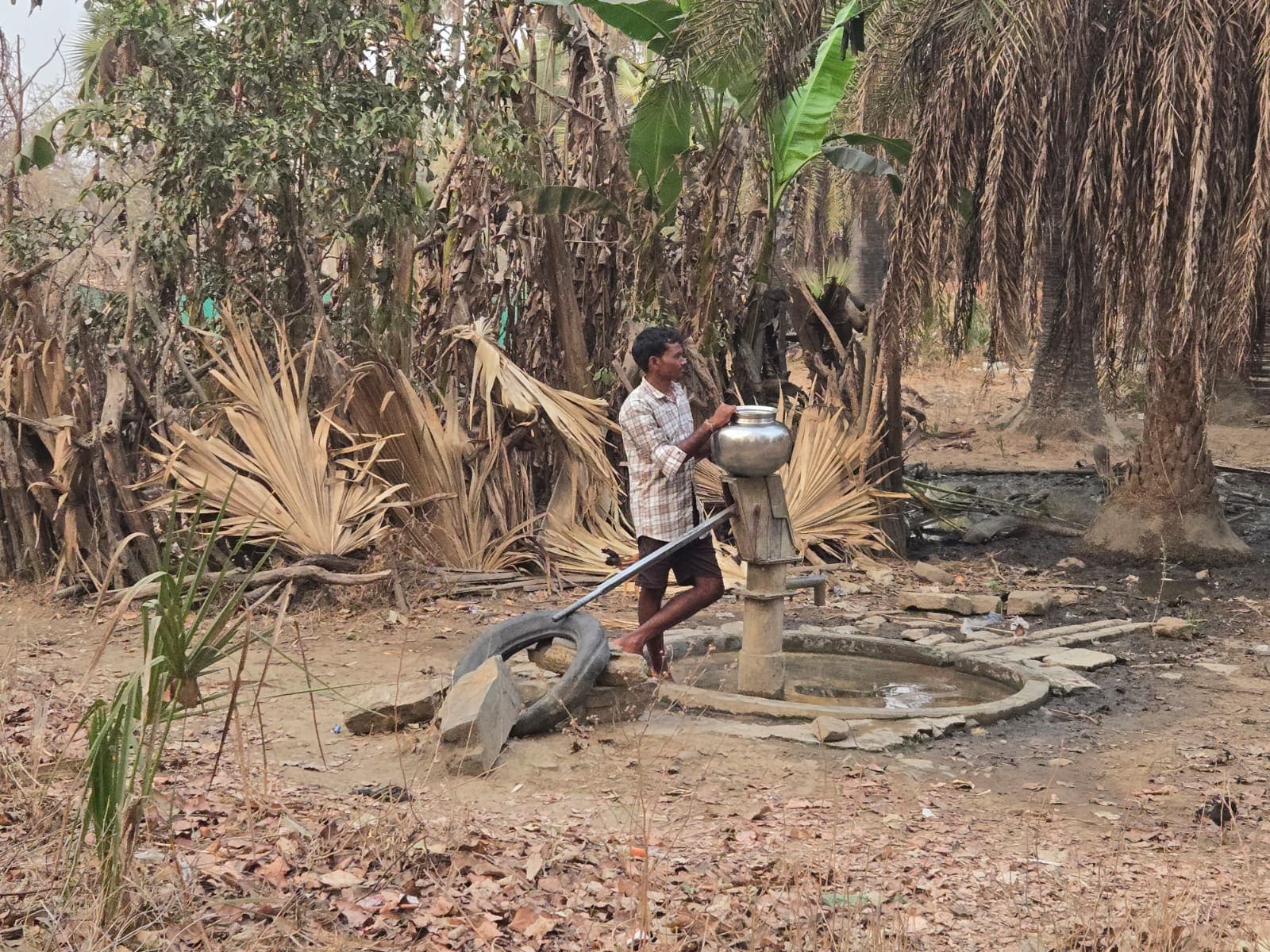 Madvi Hidma Village puvarti: खूंखार नक्सली रहे हिड़मा के गांव में अब विकास हर जगह दिखाई देता है. गांव में पीने के पानी के हैंडपंप है. सोलर बिजली का इंतजाम है. आंगनबाड़ी केन्द्र भी है. Madvi Hidma Village puvarti: खूंखार नक्सली रहे हिड़मा के गांव में अब विकास हर जगह दिखाई देता है. गांव में पीने के पानी के हैंडपंप है. सोलर बिजली का इंतजाम है. आंगनबाड़ी केन्द्र भी है.