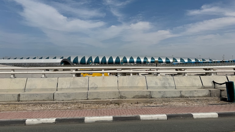 दुबई एयरपोर्ट के पास ईरानी ड्रोन हमले से भीषण आग, सभी उड़ानें रद्द