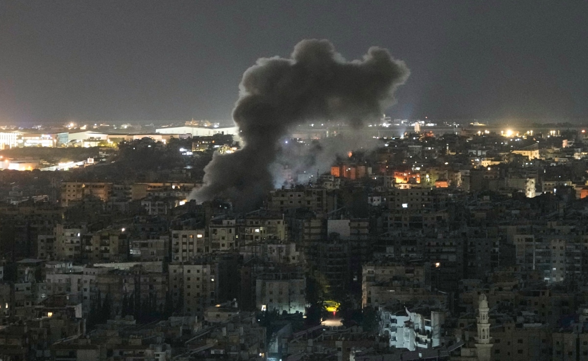 लेबनान के एक शहर पर इजरायली हमले के बाद उठता धुंआ.