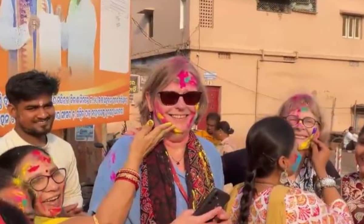 नीदरलैंड के पर्यटकों ने पुरी में ऐसे खेली होली, बोले- जिंदगी में एक बार मिलने वाला अनुभव, जमकर झूमे विदेशी!
