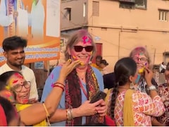 नीदरलैंड के पर्यटकों ने पुरी में ऐसे खेली होली, बोले- जिंदगी में एक बार मिलने वाला अनुभव, जमकर झूमे विदेशी!