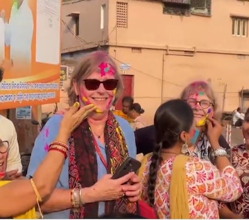 नीदरलैंड के पर्यटकों ने पुरी में ऐसे खेली होली, बोले- जिंदगी में एक बार मिलने वाला अनुभव, जमकर झूमे विदेशी!