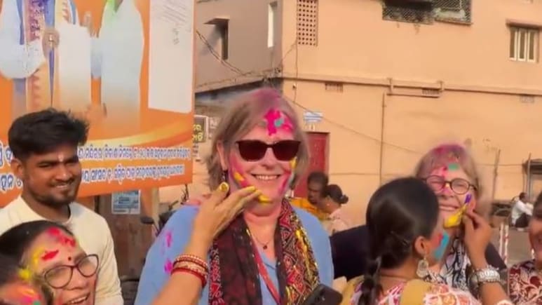 नीदरलैंड के पर्यटकों ने पुरी में ऐसे खेली होली, बोले- जिंदगी में एक बार मिलने वाला अनुभव, जमकर झूमे विदेशी!