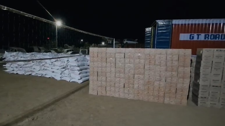 सोयाबीन के कट्टों के बीच 5 करोड़ की अंग्रेजी शराब, राजस्थान से गुजरात हो रही थी सप्लाई