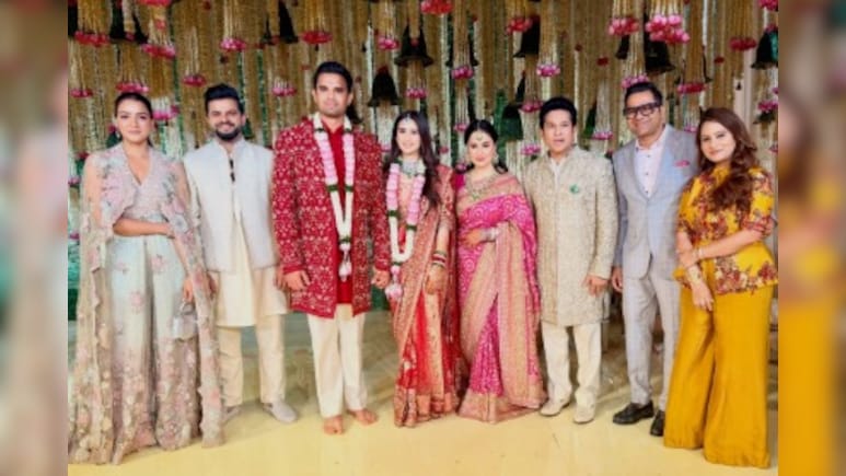 जब बेटे अर्जुन तेंदुलकर ने सानिया चंडोक को पहनाई माला, पिता सचिन तेंदुलकर का ऐसा था रिएक्शन, वीडियो वायरल