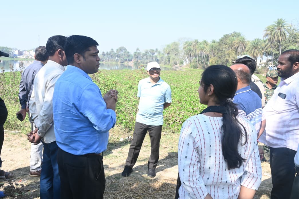 Gariaband Collector Inspection: कलेक्टर निर्देश देते हुए