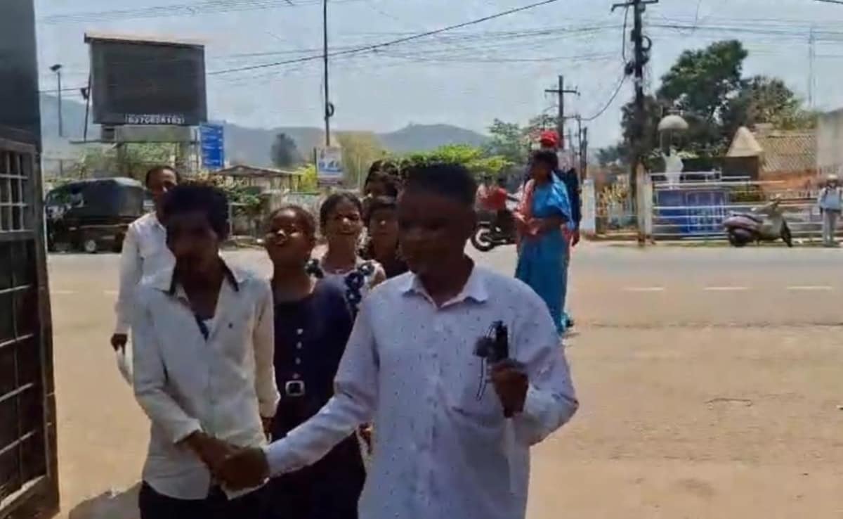 Odisha: 'खाना दो'... तीन दिन से खाली पेट तड़प रहे दृष्टिहीन और मूक-बधिर छात्र सड़क पर उतरे, कहा- हम बहुत भूखे हैं