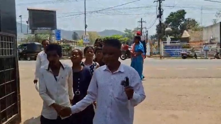 Odisha: 'खाना दो'... तीन दिन से खाली पेट तड़प रहे दृष्टिहीन और मूक-बधिर छात्र सड़क पर उतरे, कहा- हम बहुत भूखे हैं