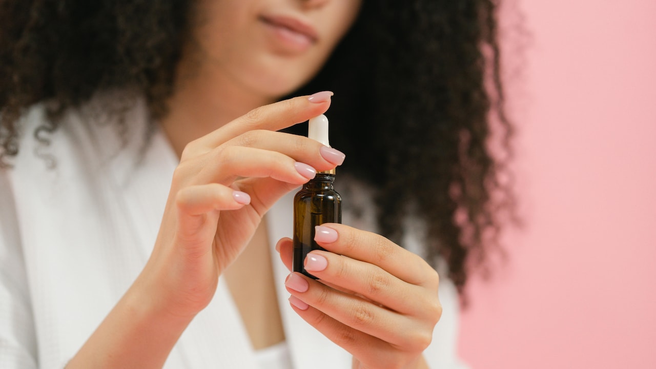Hair Serum or Hair Oil: The Better Choice for Frizz-Free Hair