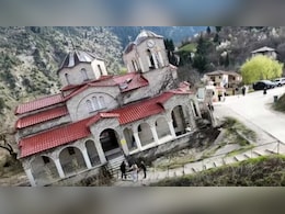 जमीन तिरछी और दीवारें टेढ़ी! ग्रीस के इस 'डगमगाते चर्च' का वीडियो देख चकरा जाएगा आपका भी दिमाग