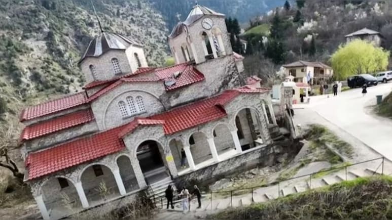 जमीन तिरछी और दीवारें टेढ़ी! ग्रीस के इस 'डगमगाते चर्च' का वीडियो देख चकरा जाएगा आपका भी दिमाग