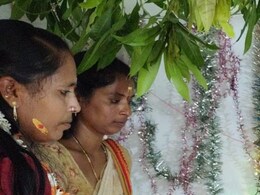 तेलंगाना के मां-बाप का अनोखा प्यार! बेटे की मौत के बाद भी 23 साल से करा रहे प्रेमिका से उसकी शादी