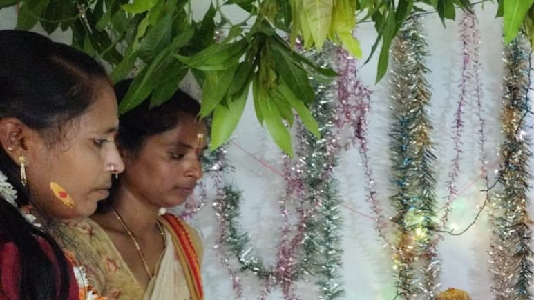 तेलंगाना के मां-बाप का अनोखा प्यार! बेटे की मौत के बाद भी 23 साल से करा रहे प्रेमिका से उसकी शादी