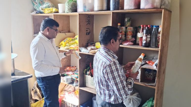 होली से पहले जागा खाद्य विभाग! मिठाई, दूध और नमकीन के 19 सैंपल लिए, 4 दुकानों को नोटिस&nbsp;