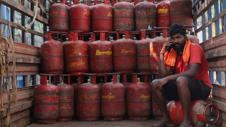 LPG Shortage: रसोई गैस सिलेंडर की दिक्कत दूर! सरकार ने उठाए ये 10 बड़े कदम, बुकिंग से सप्लाई तक सुधरे हालात