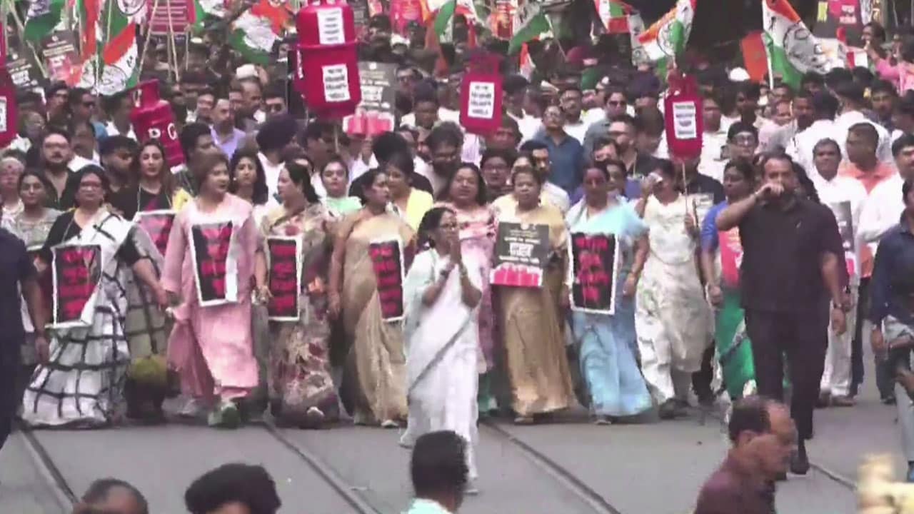 Mamata Banerjee Leads Mass Rally Against LPG Crisis In Kolkata