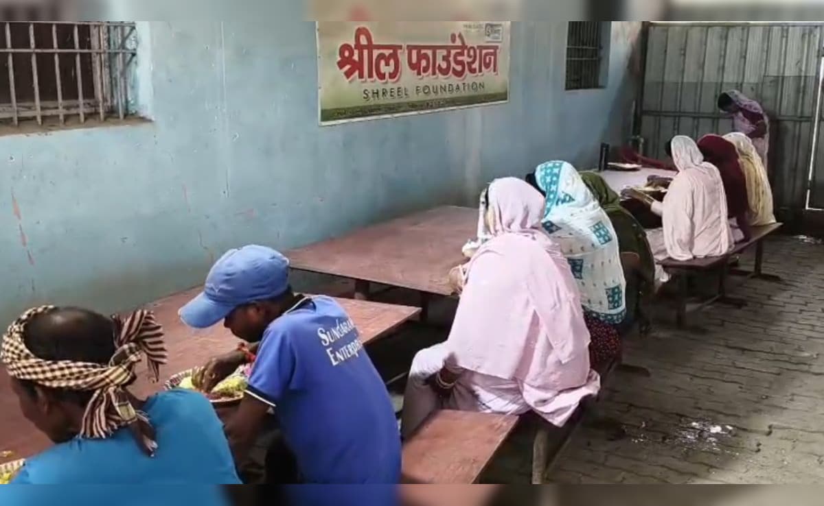 स्वादिष्ट भोजन करते हुए लोग