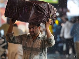 दिल्ली-NCR में बारिश के बाद छाये बादल, तेज हवा के बीच गर्मी में भी ठंड का एहसास