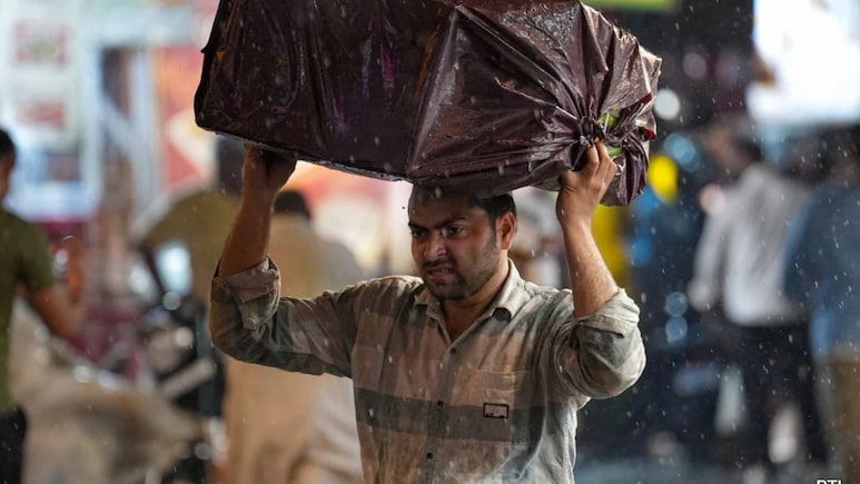 दिल्ली-NCR में बारिश के बाद छाये बादल, तेज हवा के बीच गर्मी में भी ठंड का ऐहसास