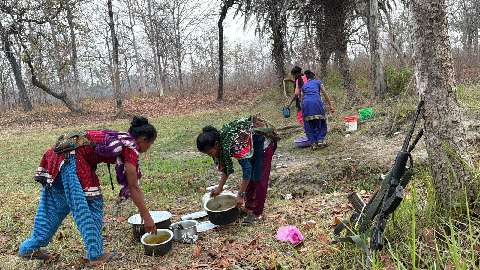  Paparao Surrender: हथियारों के साये में नक्सली महिलाओं ने हमारे रिपोर्टर और अपने साथियों के लिए खाना बनाया. सबने मिलकर जंगल में इसे खाया. 