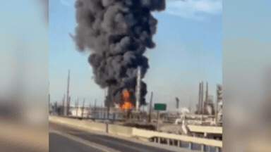 VIDEO: धमाका और फिर आसमां तक धुआं... अमेरिका की ऑयल रिफाइनरी में बड़ा विस्फोट, रोज निकलता है 435,000 बैरल तेल