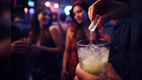 क्&zwj;या मेरे ड्रिंक में कुछ म&zwj;िला हुआ है? होली सेलिब्रेशन में जरा संभलकर, कैसे समझें ड्रिंक में कुछ म&zwj;िला है