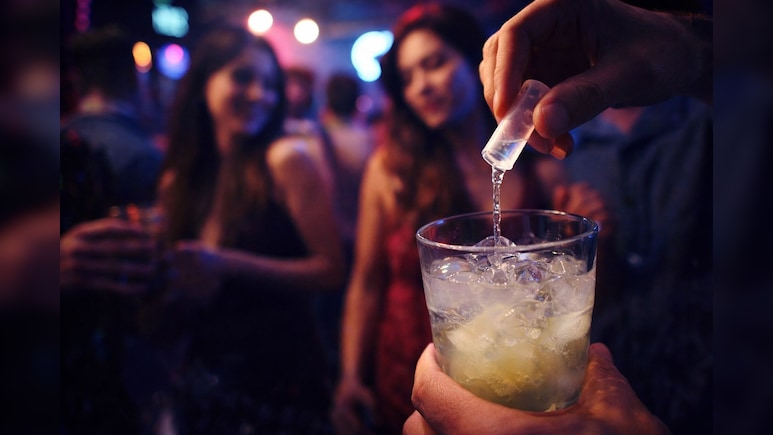 क्&zwj;या मेरे ड्रिंक में कुछ म&zwj;िला हुआ है? होली सेलेब्रेशन में जरा संभलकर, कैसे समझें ड्रिंक में कुछ म&zwj;िलाया गया है