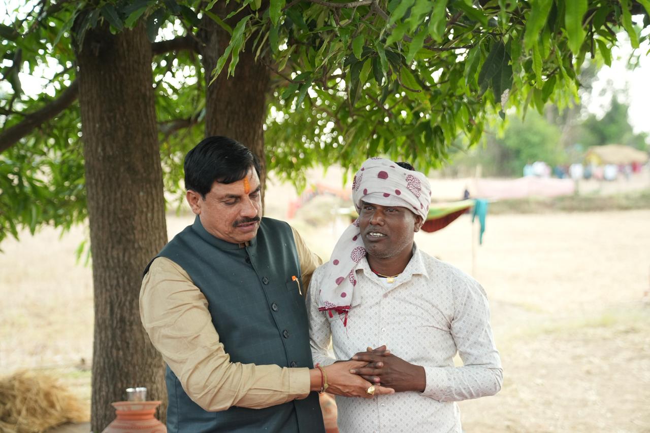 CM Mohan Yadav Sagar Visit: किसान के साथ खेत में सीएम मोहन यादव