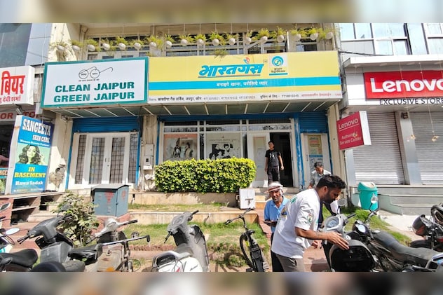 गैस एजेंसियों के अंदर भीड़ गैस एजेंसियों के अंदर भीड़