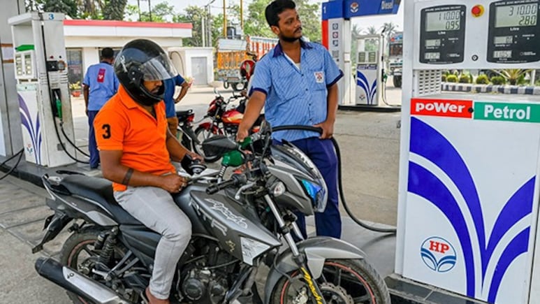 Petrol Diesel Price Today: कच्चा तेल $112 के पार, पेट्रोल-डीजल कहां महंगा और कहां सस्ता? टंकी फुल करवाने से पहले चेक करें अपने शहर का लेटेस्ट रेट