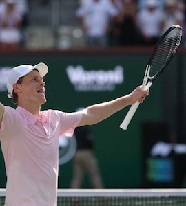Jannik Sinner, Defending Champ Jakub Mensik Advance To Third Round At Miami Open