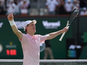 Jannik Sinner, Defending Champ Jakub Mensik Advance To Third Round At Miami Open