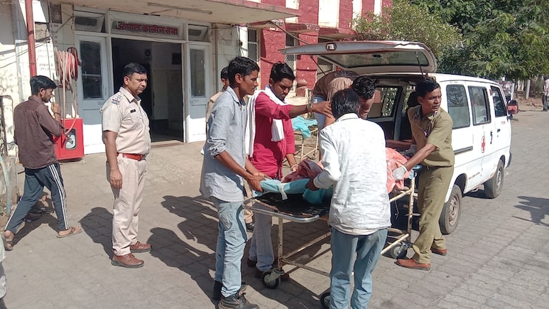 प्रतापगढ़ में पिकअप और बाइक की भिड़ंत, एक ही परिवार के दो लोगों सहित तीन की दर्दनाक मौत