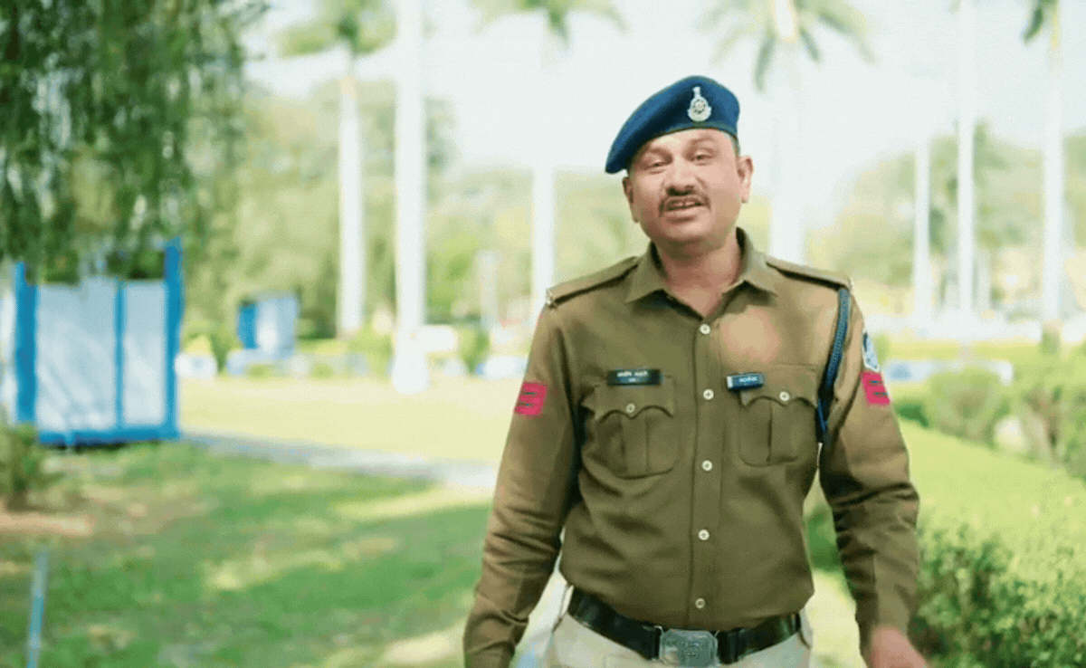 Video: हीरो मत बनो... वर्दी में सिंगरौली के पुलिसकर्मी ने लगाए सुर, गाना हो गया वायरल